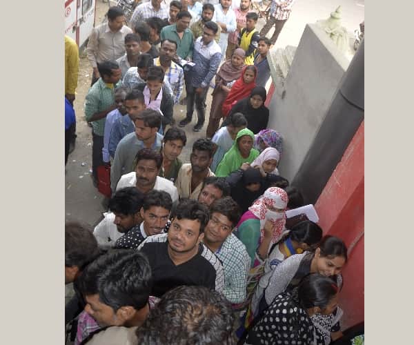People got new currency notes in Lucknow.