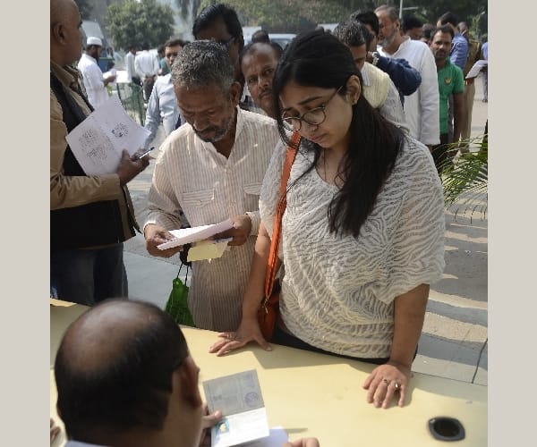 state bank of india instruction to exchange 500 and 1000 rupee note, no need of id card