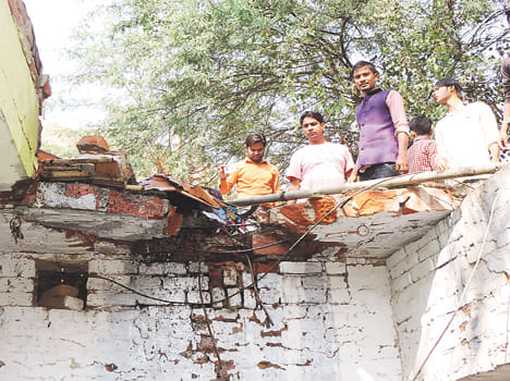 While fireworks exploded, the worker's death, the young man injured