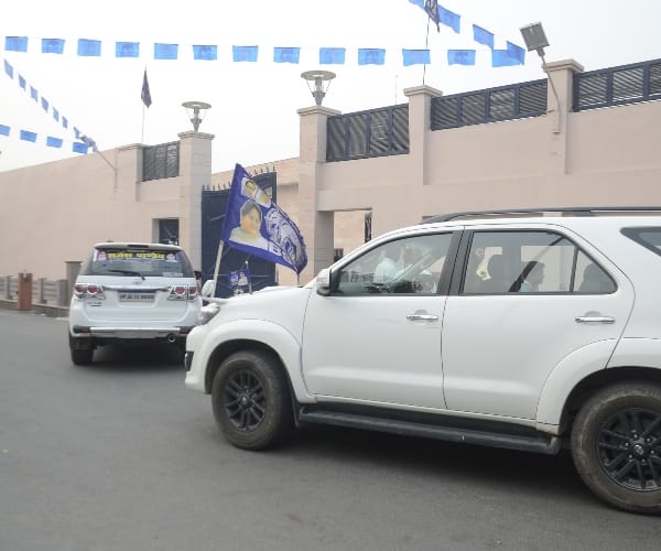 BSP leaders reach office with bags and briefcase.