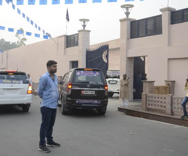 BSP leaders reach office with bags and briefcase.