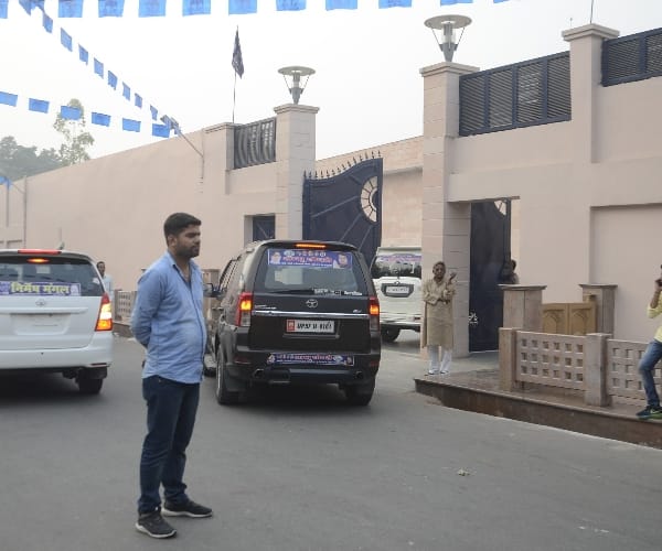 BSP leaders reach office with bags and briefcase.