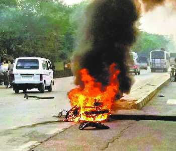 BSF jawan injured by the collision of SUVs, bikes burnt