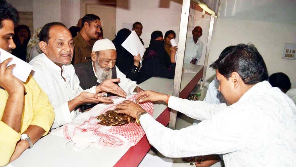 protest of public in pradhaan daak ghar