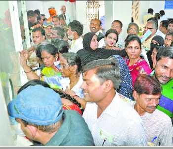 Banks reopened drew crowds of customers