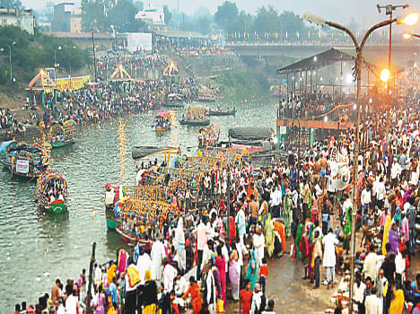 Mandakini Ramghat and Kamdgiri mountain glossed