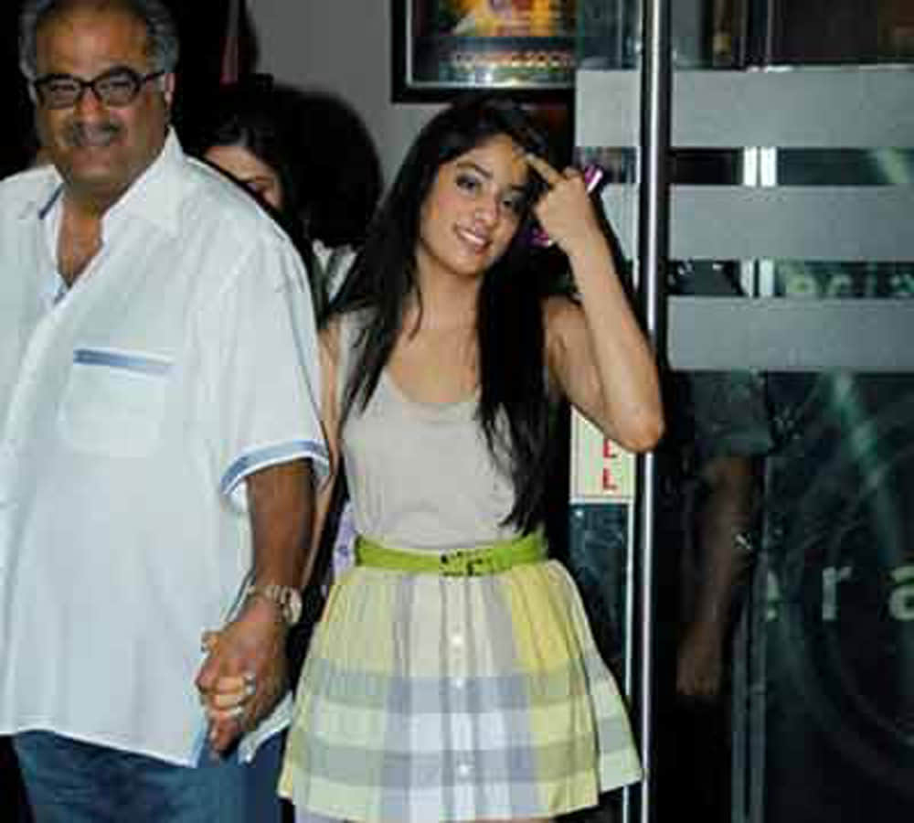 Jhanvi Kapoor not allowed to have BOYFRIENDS