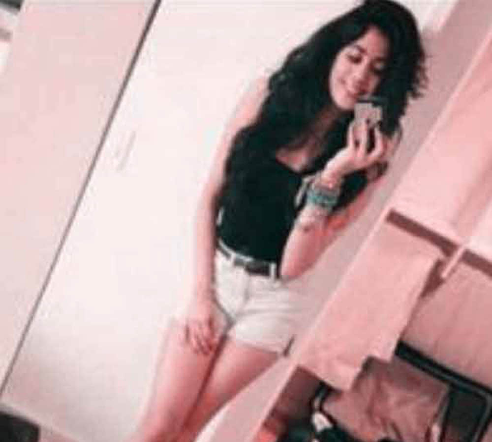 jhanvi kapoor selfie ban