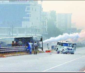 Gas tanker overturned on the highway, the disclosure from leakage