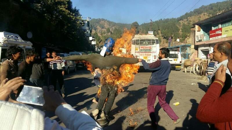 No walking on roadways bus blew Jimou Mannequin