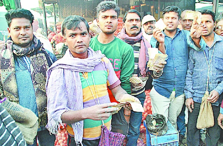 market effected after closed the paper currency of 1000 and 500 rupees 