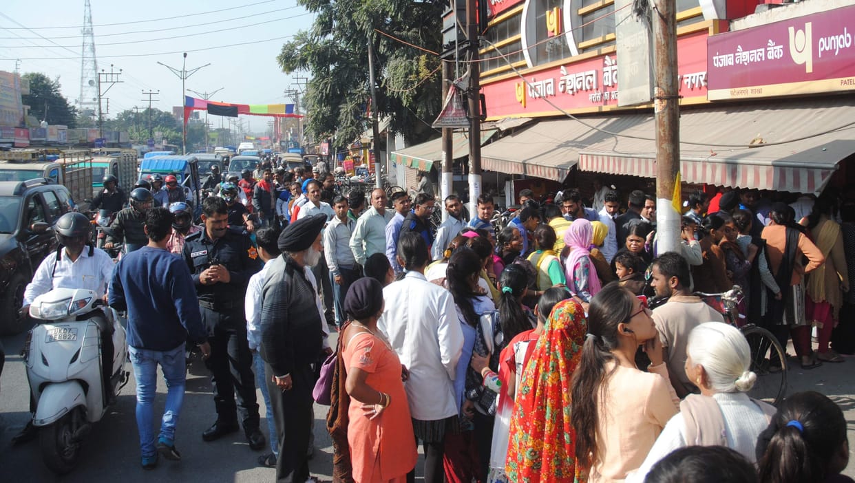 people on long que for note exchange.