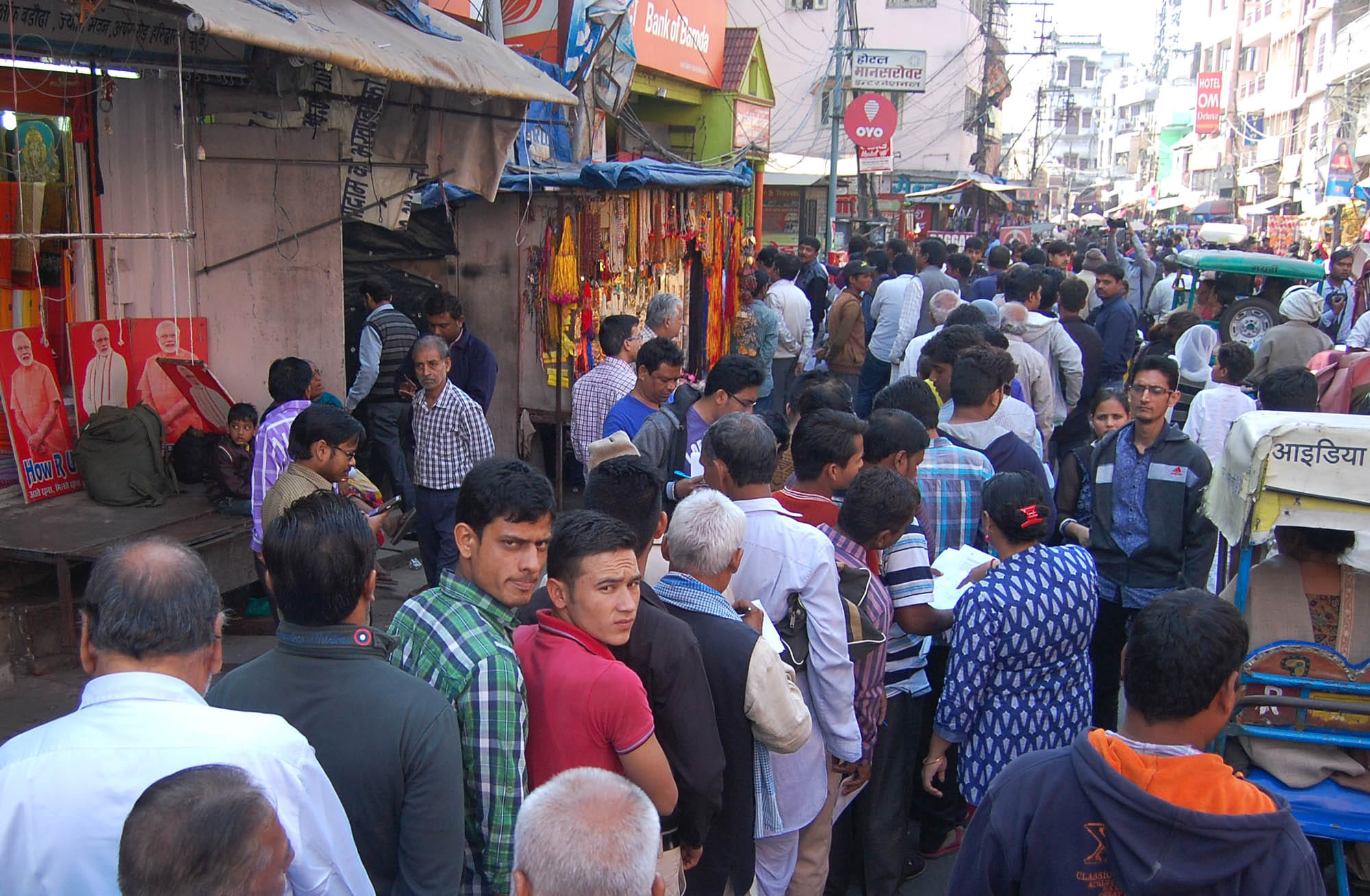 people on long que for note exchange.