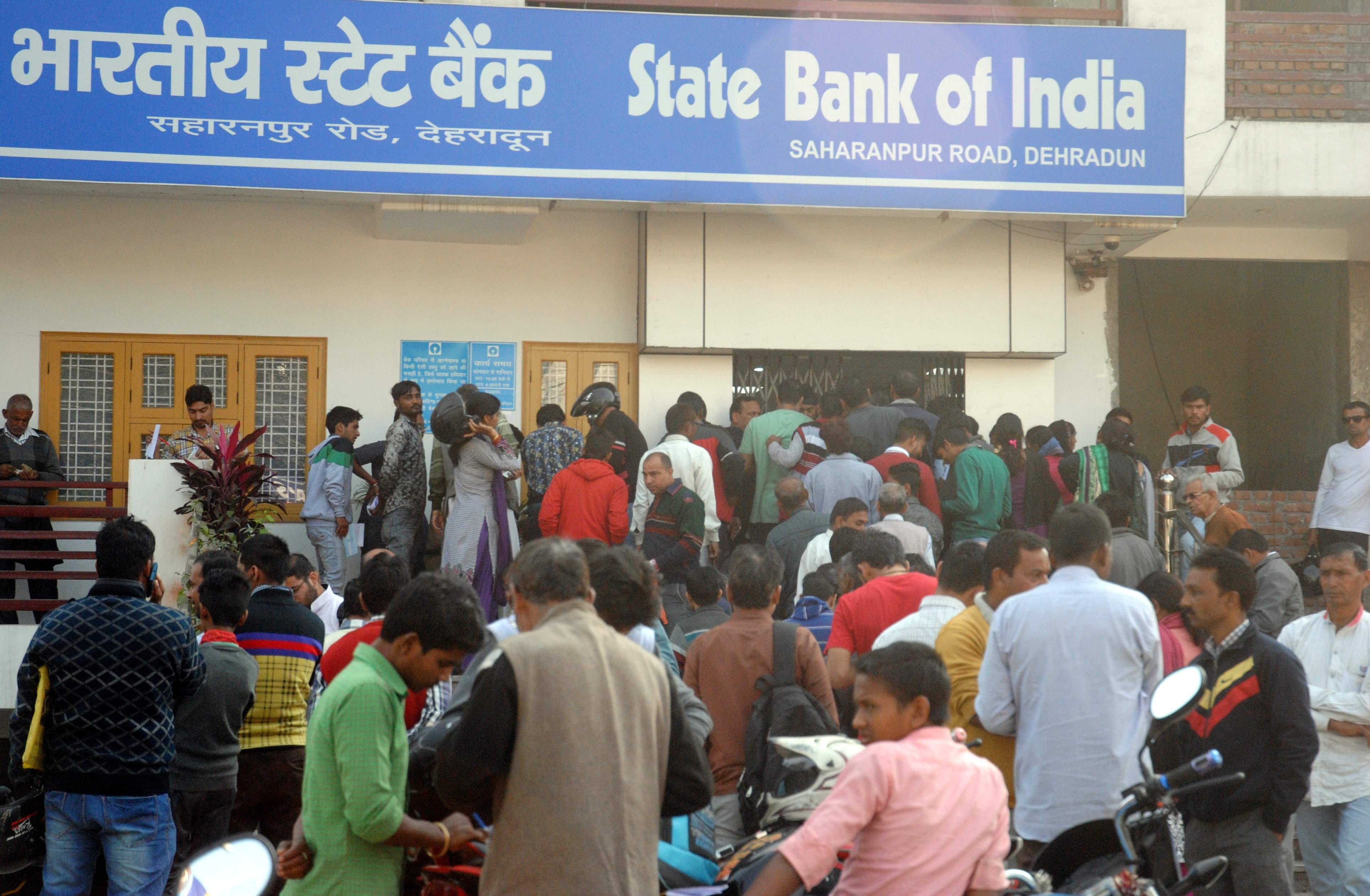 people on long que for note exchange.