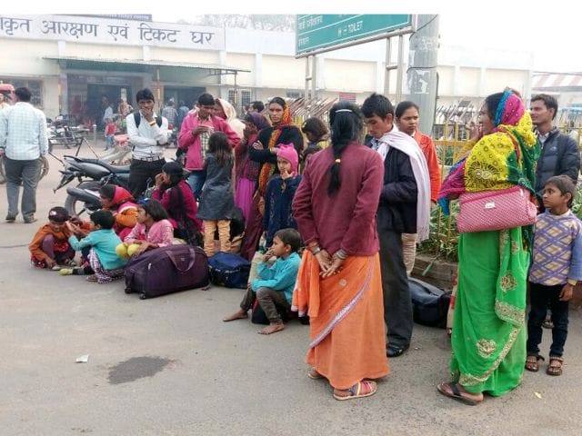 Note Railway Station went on, the bus conductor ditherin