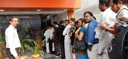 labours salary stopped due to ban of old noted in noida