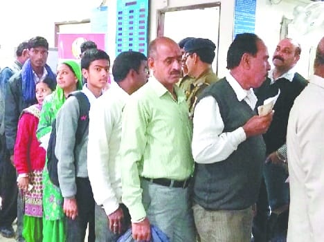 people stand in que to exchange notes in bilaspur.