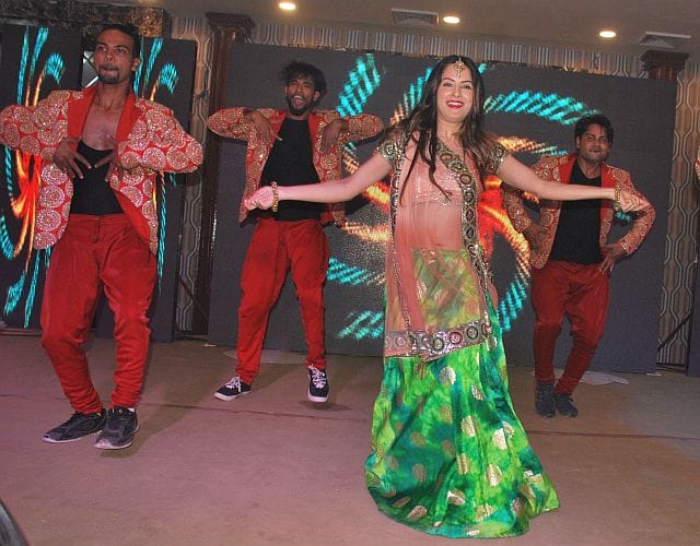 Banerjee dance audience of worship Grand Masti