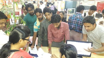 big rush for new currency in banks kanpur