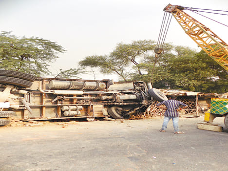 uncontrollable truck reflex on man at dhaba 