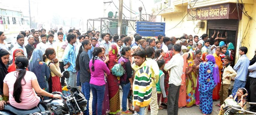  4 hajaar ke lie 4 ghante intajaar, kisee ko mila, koee khaalee haath 4 thousand for the 4 hour wait