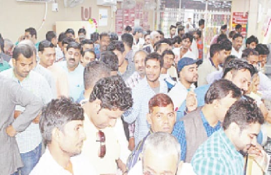 currecy problem, croud in banks