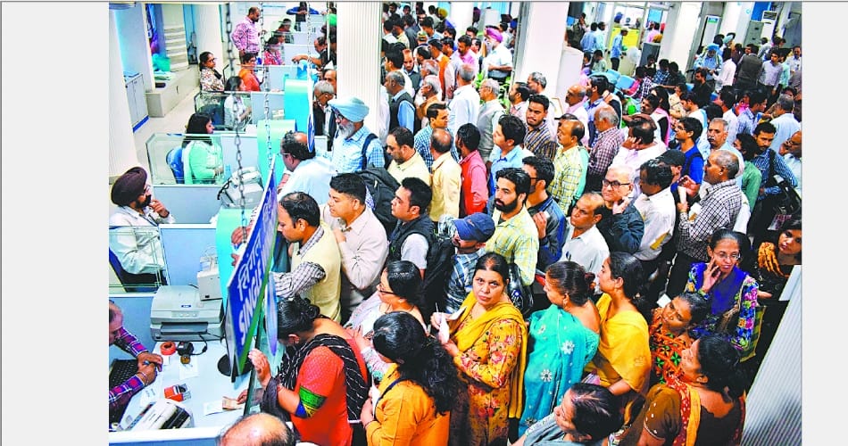 heavy rush in chandigarh all banks