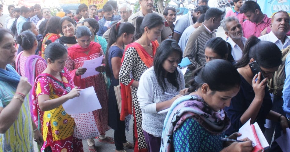 heavy rush in chandigarh all banks