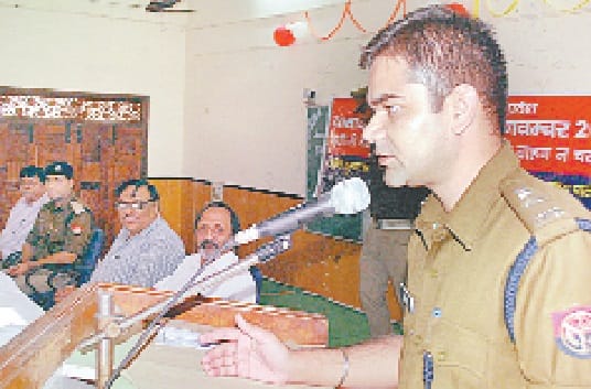 helmet lagayen, jaan bachayein