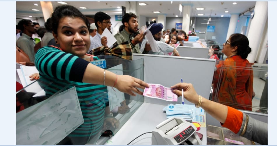 heavy rush in chandigarh all banks, selfii on getting new note
