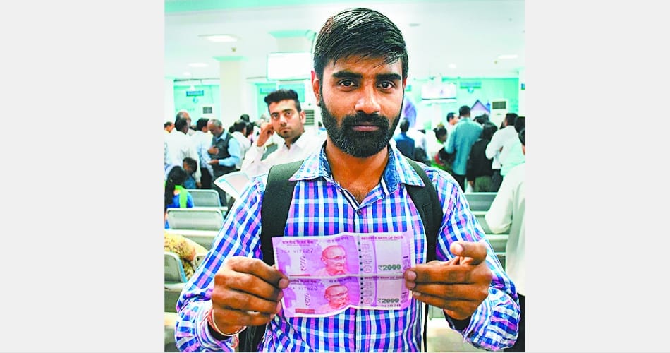 heavy rush in chandigarh all banks, selfii on getting new note