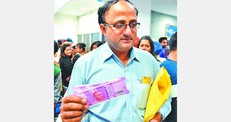 heavy rush in chandigarh all banks, selfii on getting new note