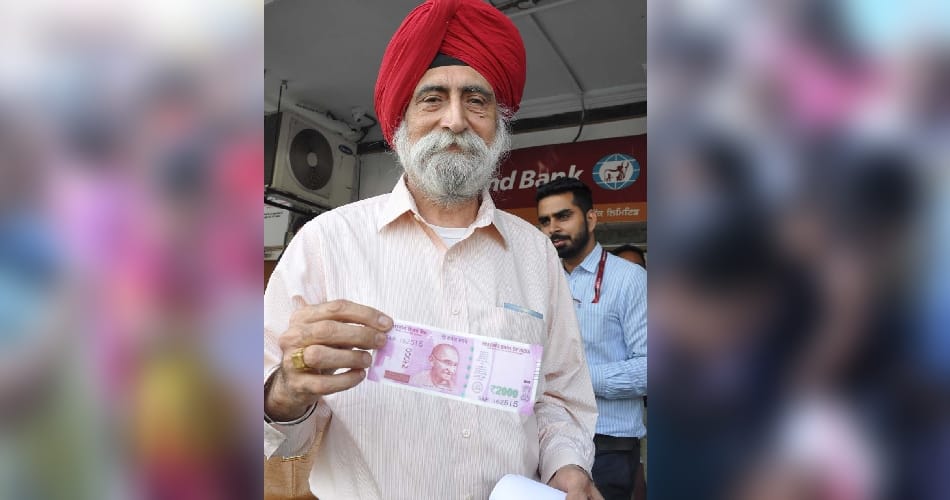 heavy rush in chandigarh all banks, selfii on getting new note