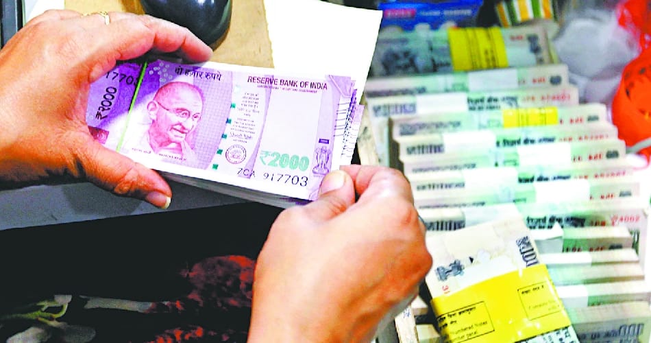 heavy rush in chandigarh all banks, selfii on getting new note
