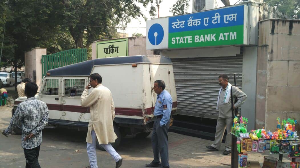 rush for atm and bank in lucknow
