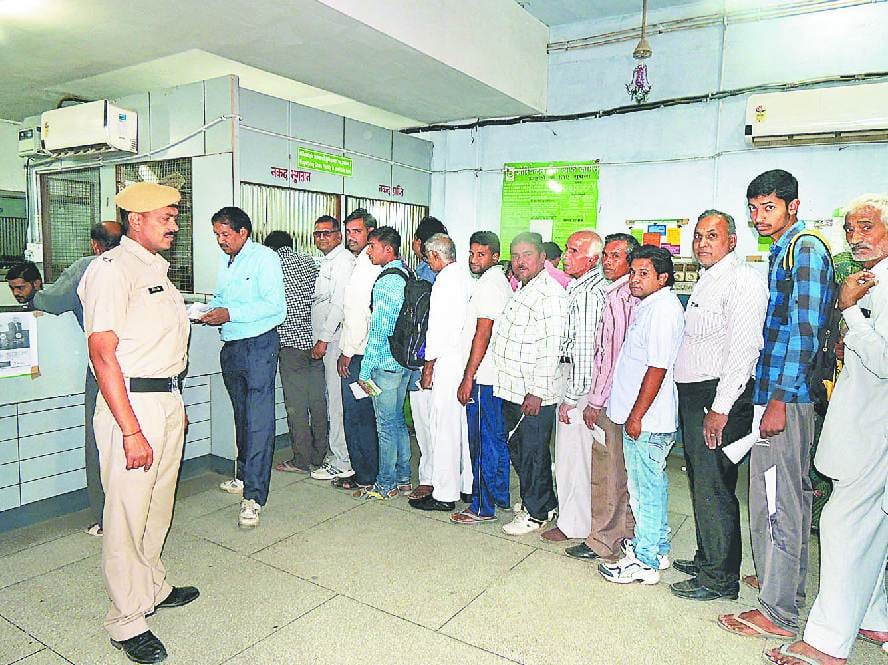 Narnaul news, In narnaul, Market, no custer in market, everyone going in bank