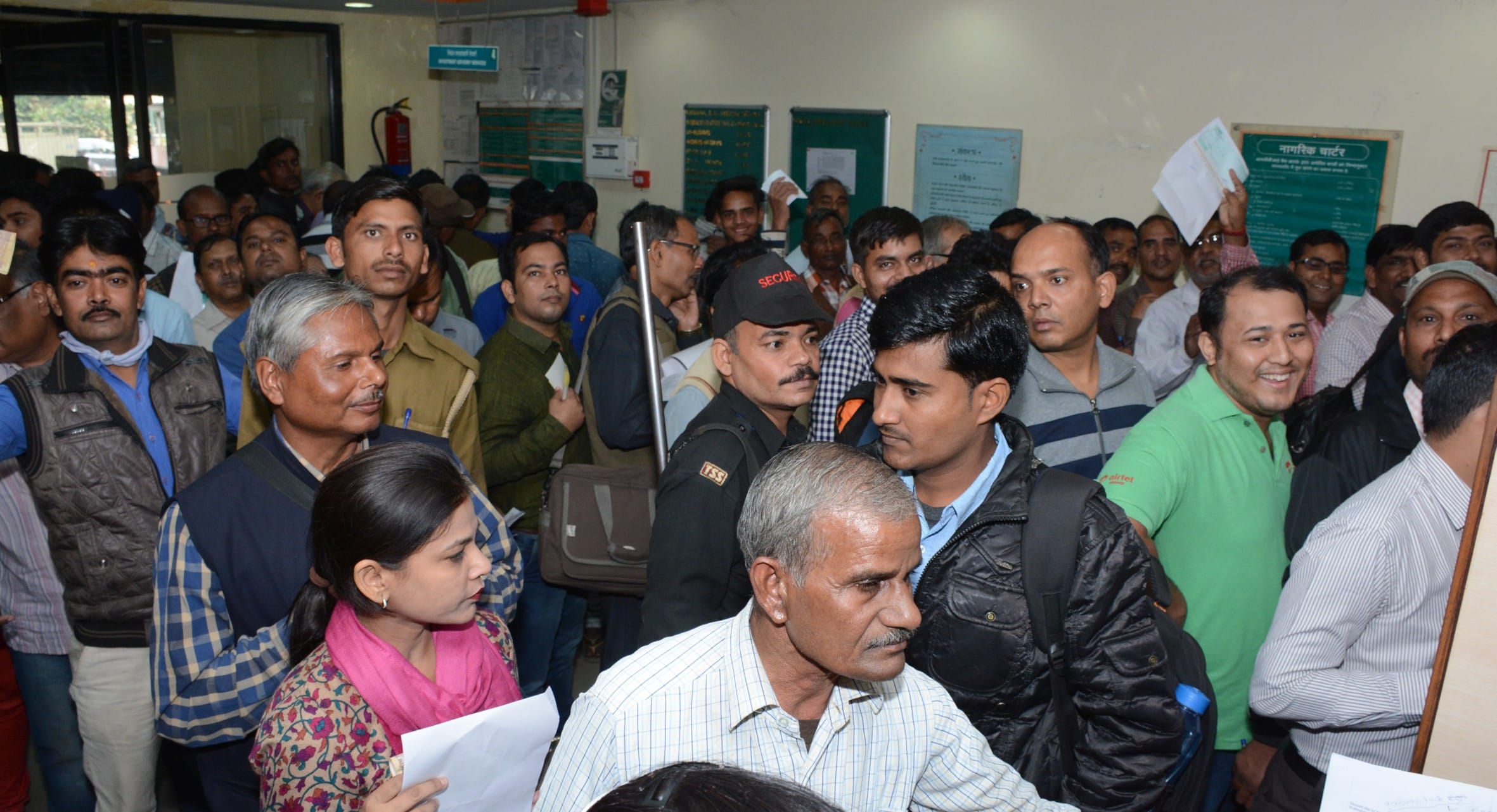 nri woman trapped by con man in bank while exchanging money