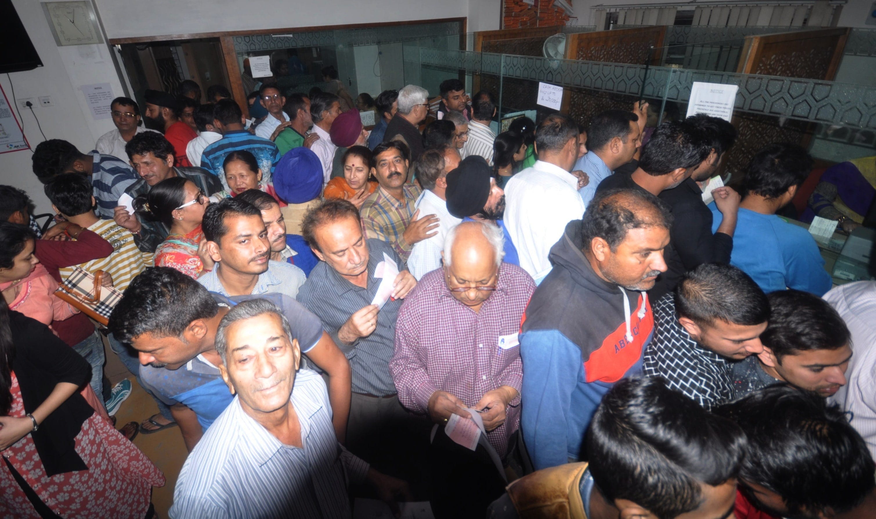 people exchanging more than 4000 rupee from bank in a day by using this trick