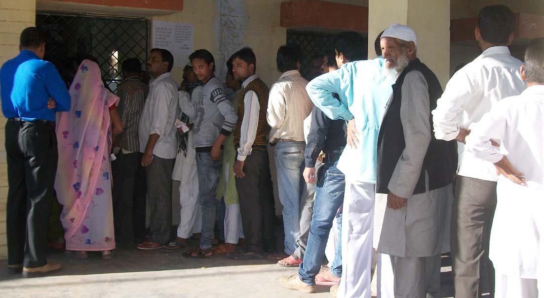 state bank of india instruction to exchange 500 and 1000 rupee note, no need of id card