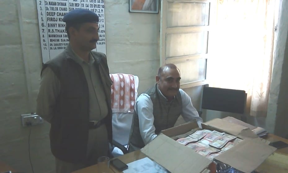 Himachal Police Caught 76 lakh Old Currency Notes at mandi.