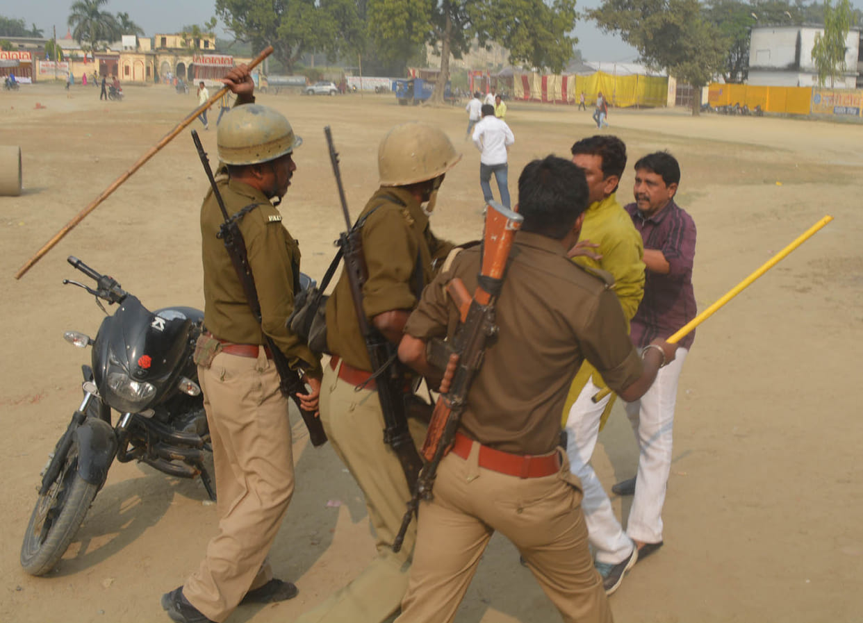 fight between police and jila panchayat menber