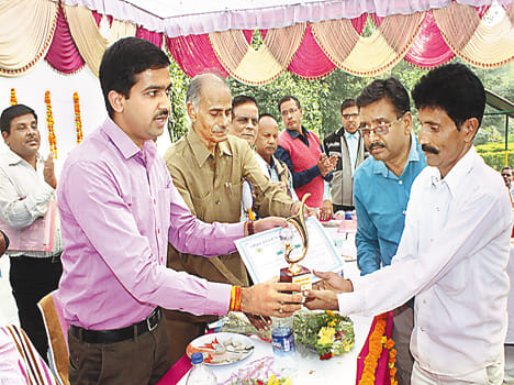 Floral display and Mahesh Narayan topped Shakbaji