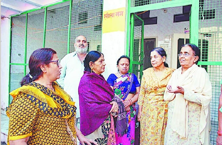 Ganga bath being robbed by women