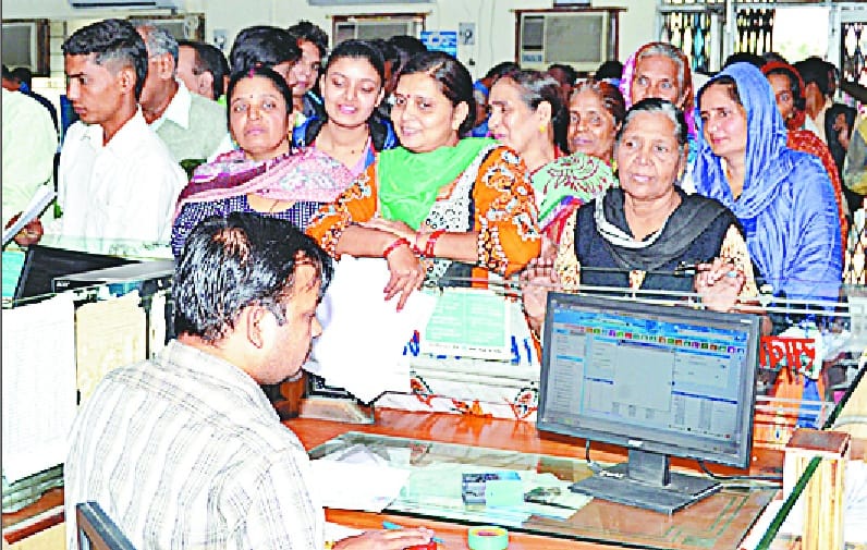 Banks scramble for the notes