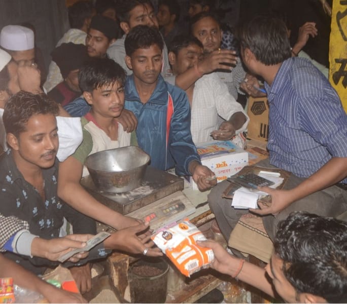  namak mahanga hone kee aphavaah phailate hee dukaanon par pahunche log