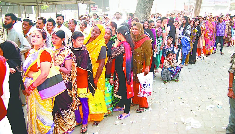 Crowds thronging the banks, not the new notes