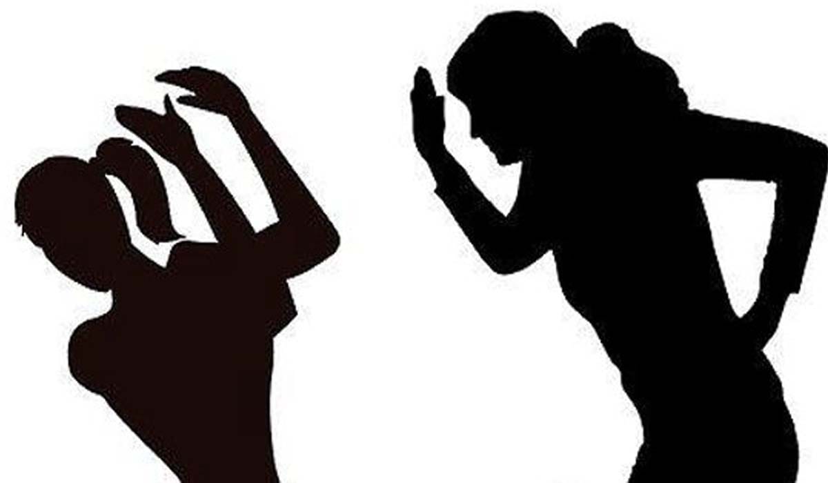 prinicpal beaten student because she gave former five hundred rupeen note in fees