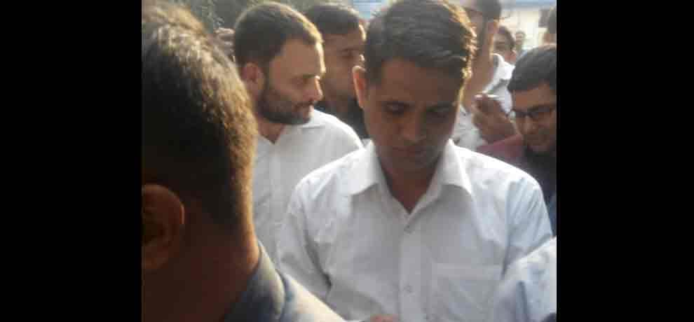 Congress Vice president Rahul Gandhi in queue at SBI, Parliament street