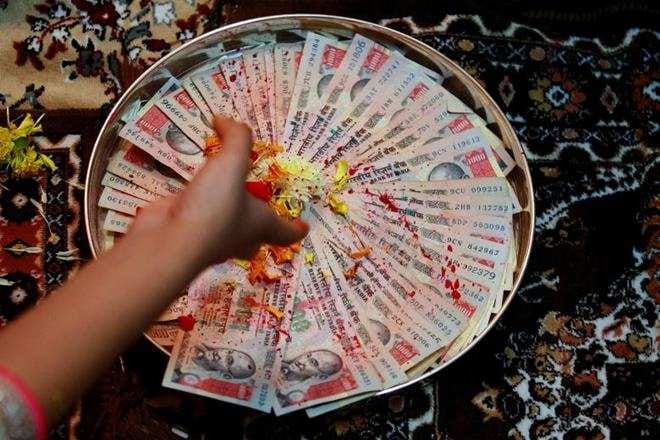 500 and 1000 rupee note charawa in temple