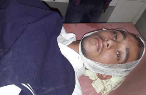 Students at the school gate, beaten and bled to 